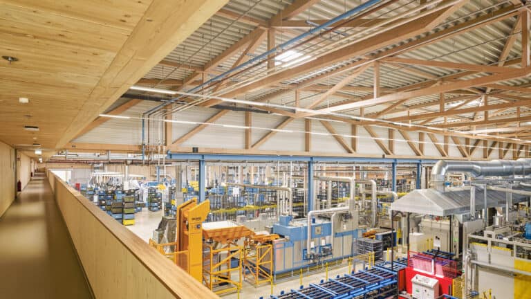 Eingerichtete Produktionshalle mit Holzkonstruktion in Baubuche