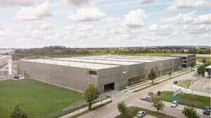 Luftaufnahme eines grossen Industriebaus mit mehreren Gebaeuden