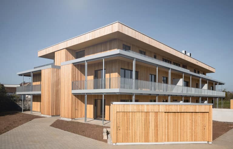 Mehrfamilienhaus in Holzbauweise mit Schindelfassade