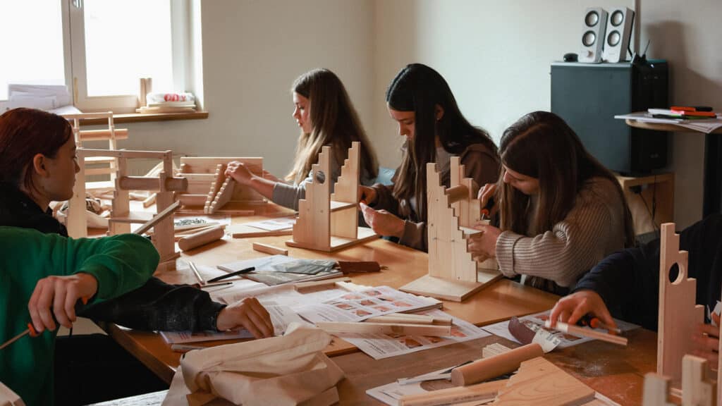 Die Teilnehmerinnen am Girls' Day 2023 bauen ihren Schmuckständer
