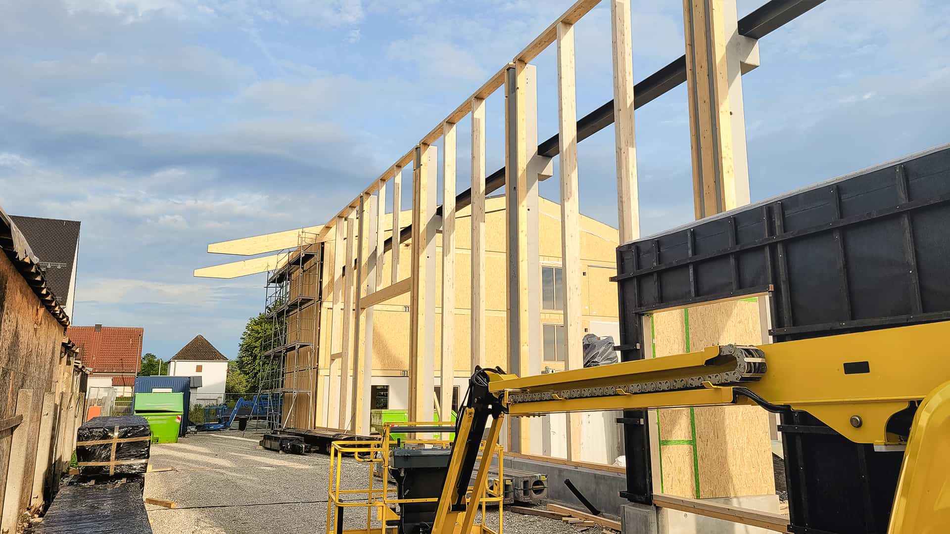 Während dem Aufrichten des Holzbaus auf der Baustelle in München
