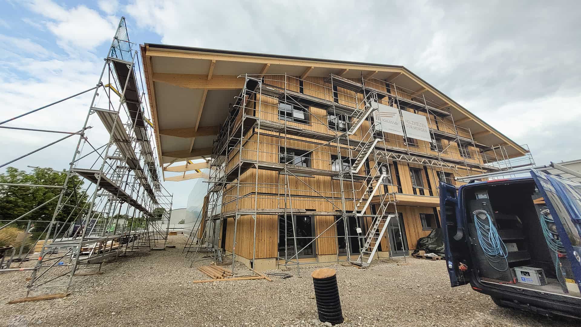Montage eines Buerogebaeudes mit Gewerbehalle in Muenchen