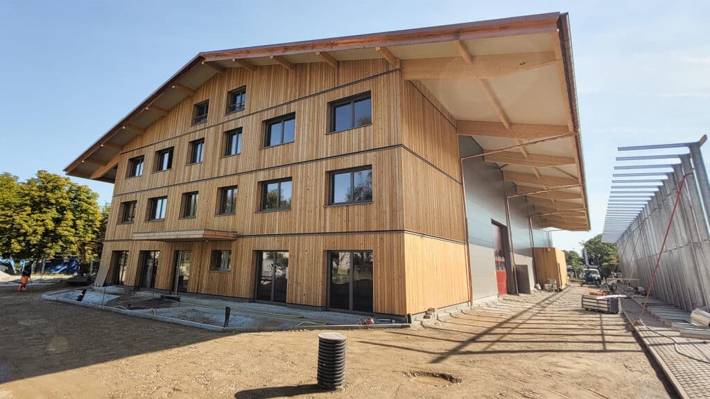 Fertige Gewerbehalle der Zimmerei Frank in München