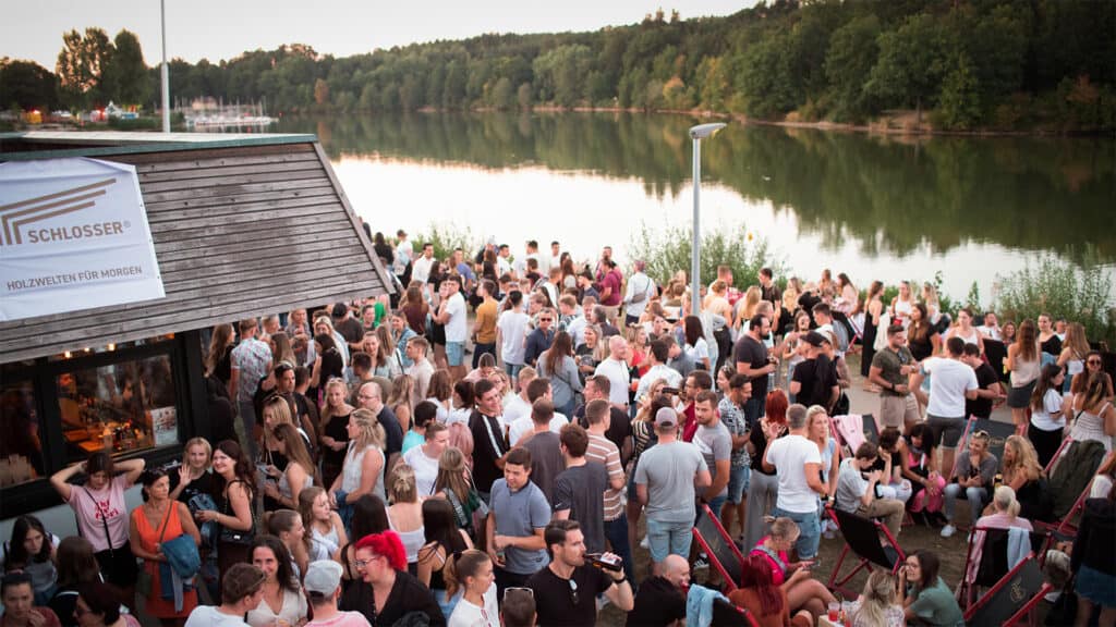 After work Party am Bucher Stausee mit vielen Menschen und Seeblick