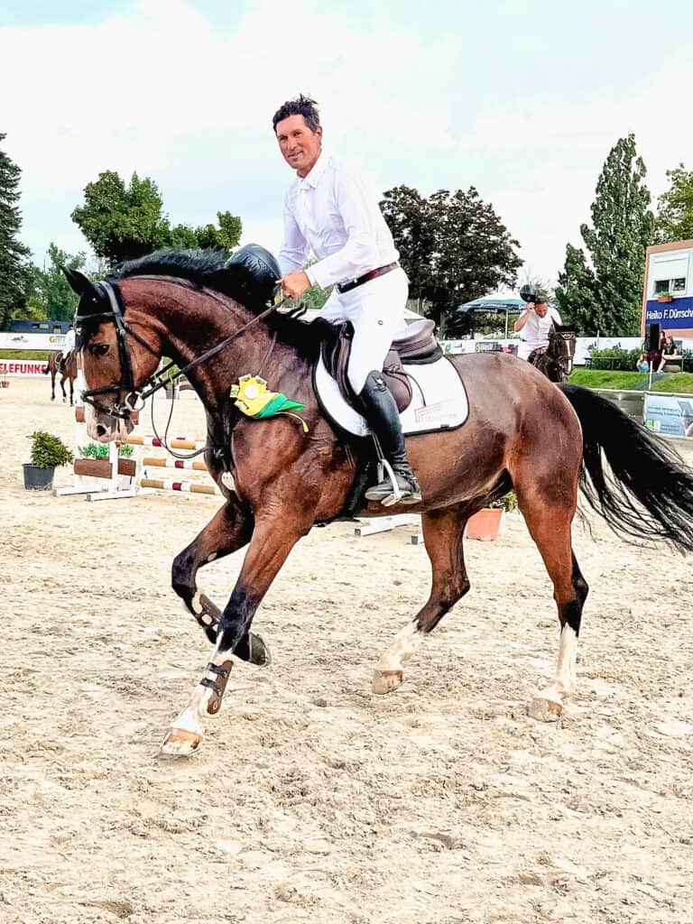 Markus Koelz nach einem Turnier auf seinem Pferd