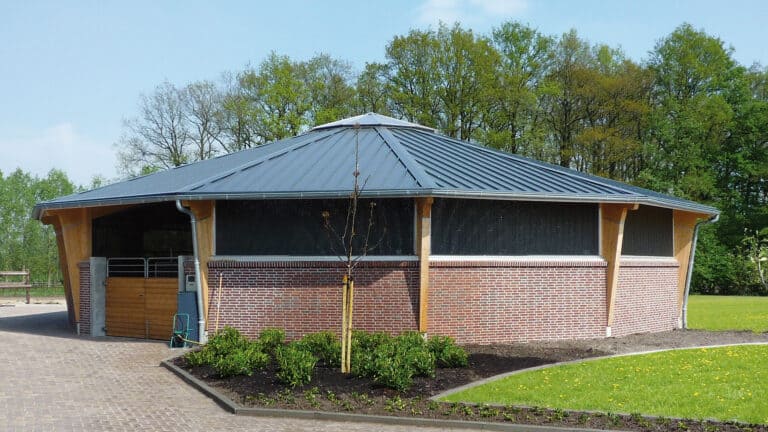 Longierhalle mit Führanlage mit Klinkerfassade in Holzbauweise