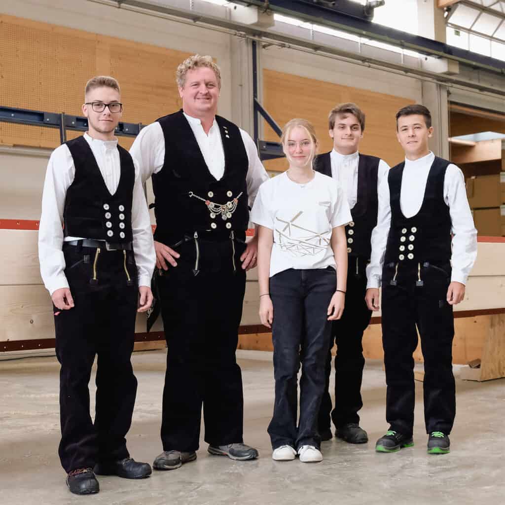 Vier Zimmerer starten 2023 ihre Ausbildung bei SCHLOSSER.