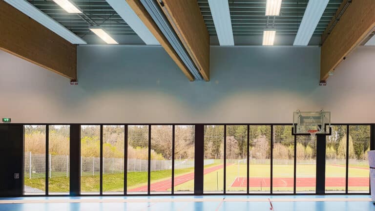 Komplett barrierefreie Schulsporthalle in Schramberg von innen