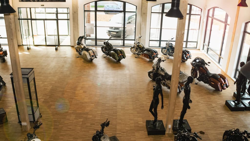 Motorraeder im Harley-Davidson Store in Holzbauweise in Schwaebisch Gmuend