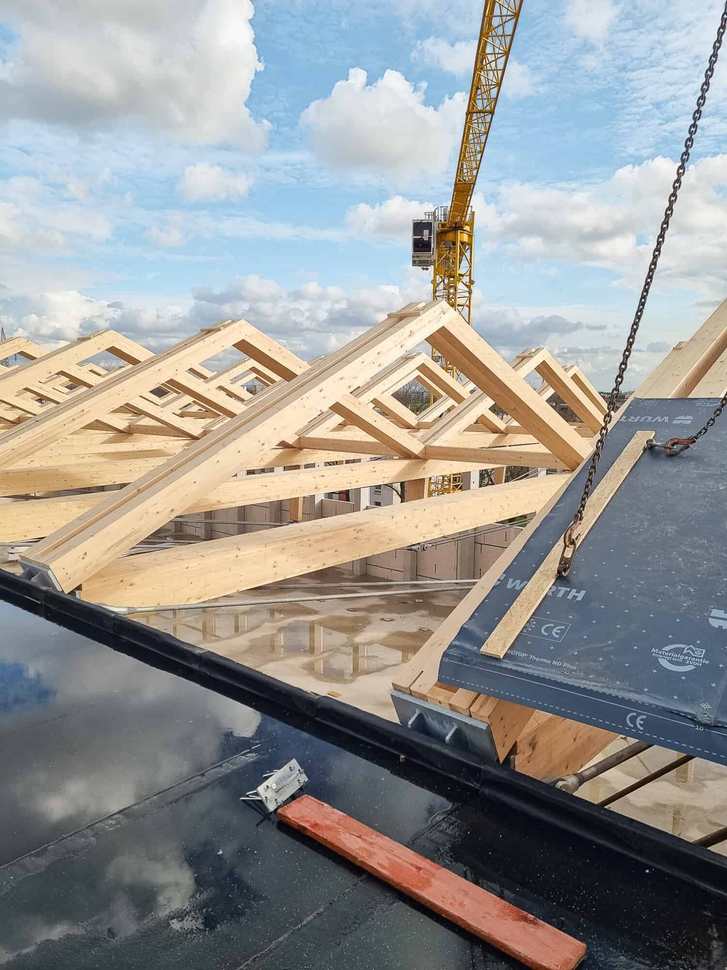 Dachtragwerk der 8fach Sporthalle in Monheim am Rhein wird montiert