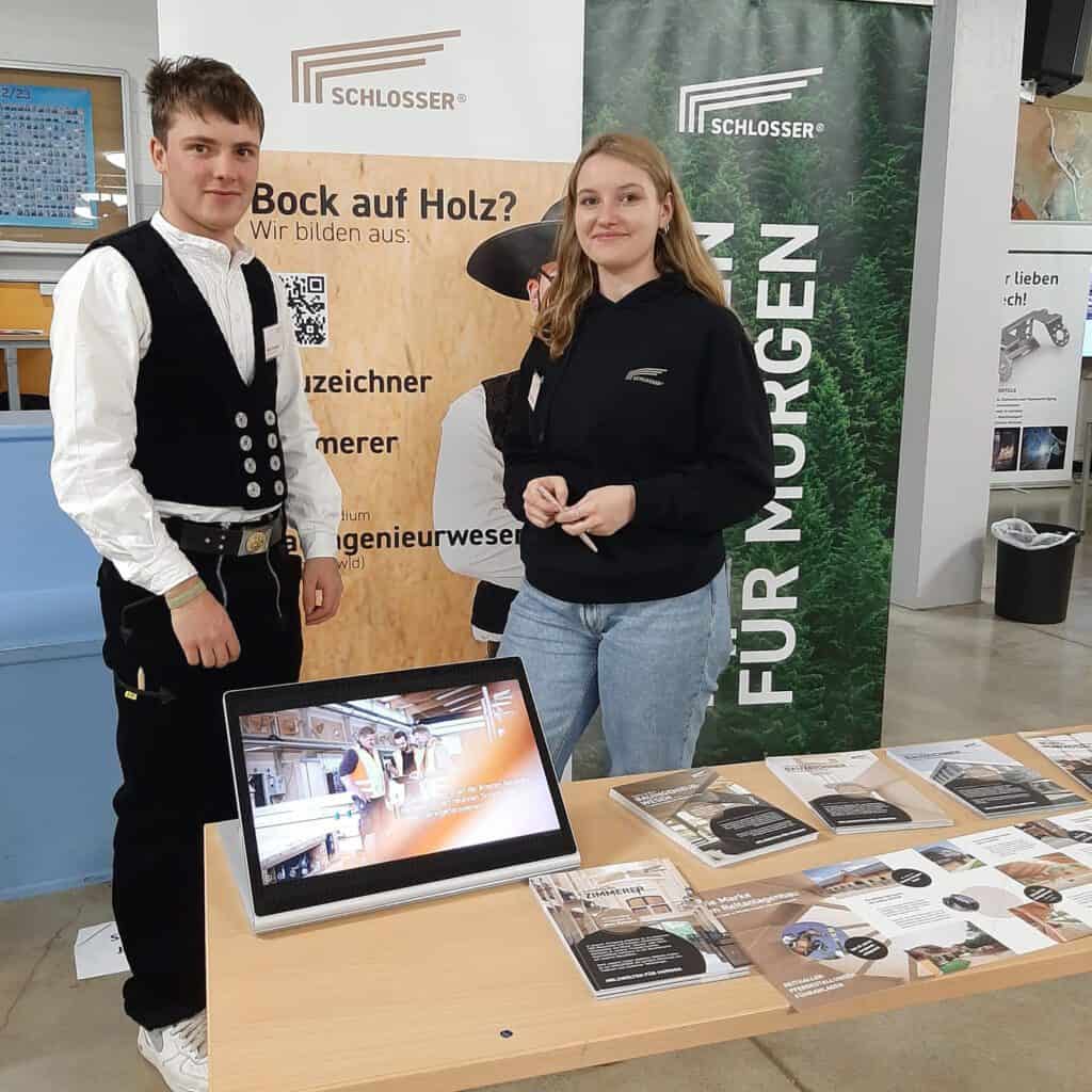 SCHLOSSER Zimmerer-Azubi und Bauzeichnerin stellen ihre Berufe auf der Ausbildungsmesse vor
