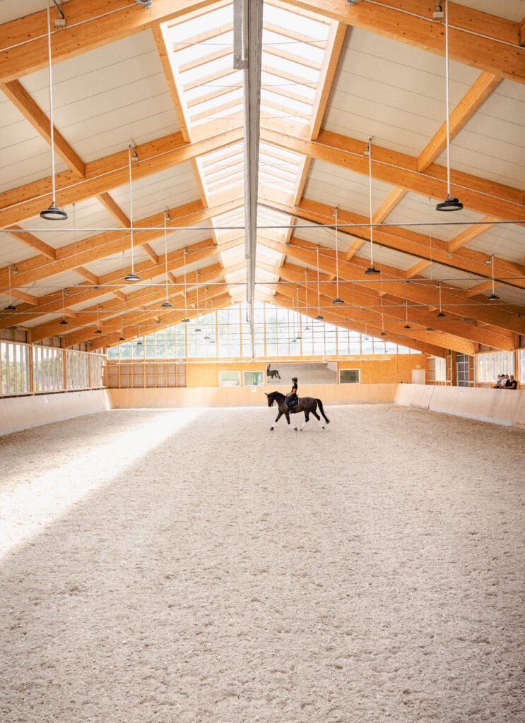 Reithalle auf der Reitanlage Idishof. Besondere luxuriöse Reithalle und Reitanlage gebaut von Schlosser Hlzbau und Schlosser planprojekt GmbH & Co. KG