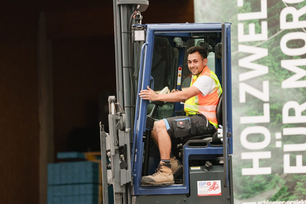 Hilf im Lager und fahre Stapler denn Schlosser Holzbau und Schlosser planprojekt suchen Staplerfahrer für Ihre Produktionshallen.