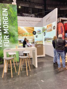 Reitsportmesse Besucher auf Messestand bei Schlosser auf den German Masters 2023