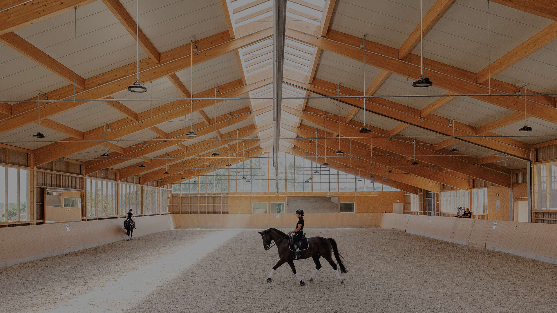 schlosser-holzbau-projekt-reitstall-s3-dark