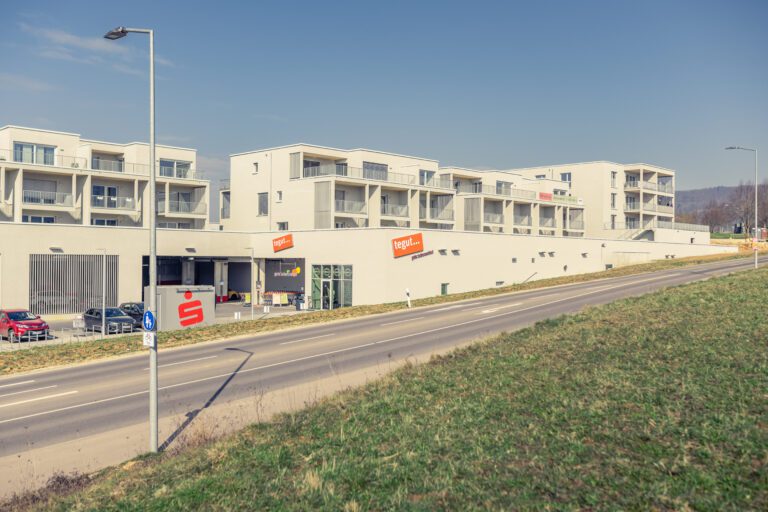 Projekt "LIAS", ein Holzhybridbau bei dem unten ein Supermarkt und oben Wohnungen gebaut wurden .Ansicht Supermarkt Eingang.