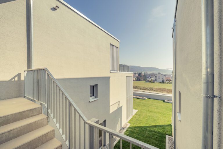 Projekt "LIAS", ein Holzhybridbau bei dem unten ein Supermarkt und oben Wohnungen gebaut wurden. Aussicht aus dem Treppenhaus.