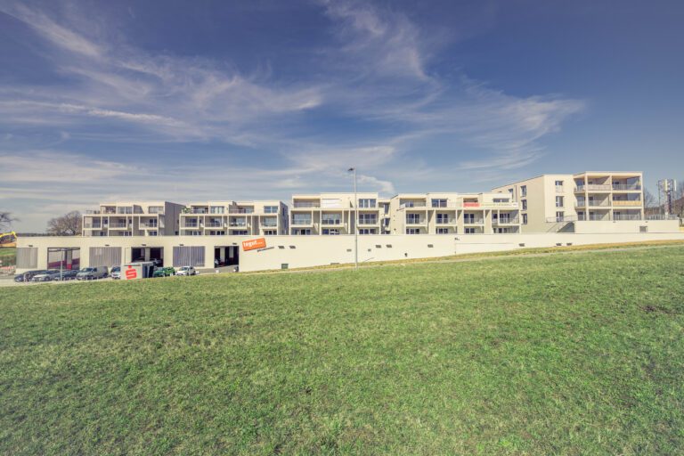 Projekt "LIAS", ein Holzhybridbau bei dem unten ein Supermarkt und oben Wohnungen gebaut wurden. Gesamtansicht.