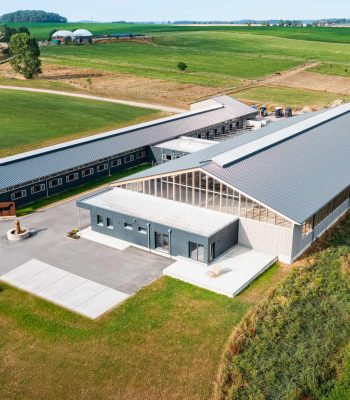 20230522-_Drohne_2-1 Drohnenaufnahme einer modernen Reitanlage in Holzbauweise mit Pferdestall, Reithalle und Funktionzentrale