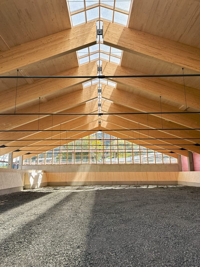 Die Reithalle für den Allgäuer Berghof im Allgäu. Fachplanung und Ausführung von Schlosser Holzbau und Schlosser Planprojekt in Jagstzell, Baden Württemberg.
