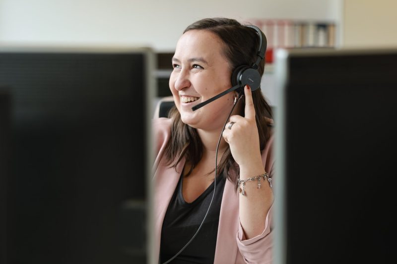 Bewerbung_Mitarbeiterin_am_Telefon