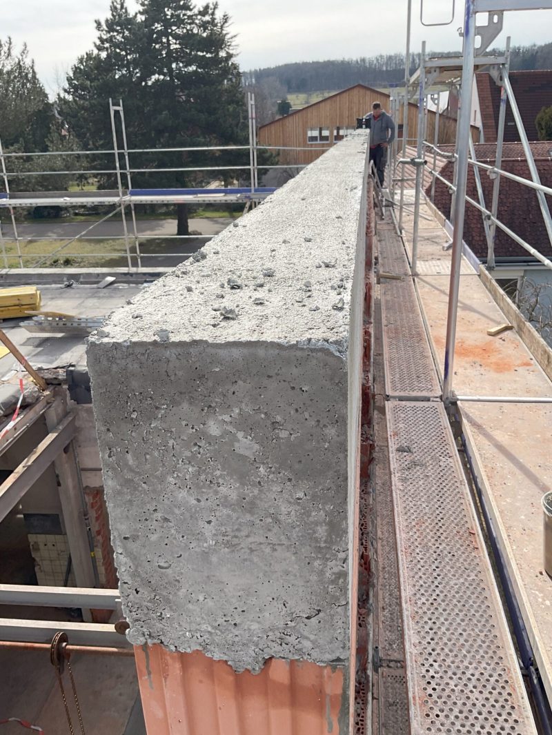 Kloster in Reimlingen, eine Baustelle bereit für eine Aufstockung in Holzbauweise. Zudem noch eine Serielle Sanierung, ebenfalls mit Hilfe von Holzbau.