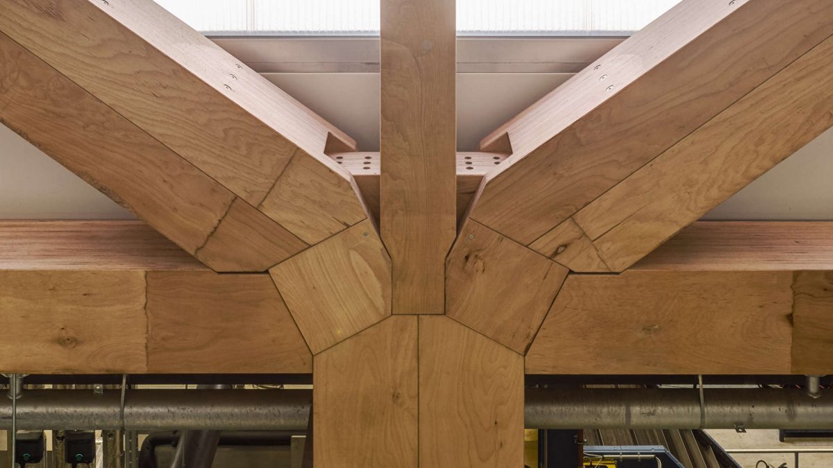 Holz-Knotenpunkt in der SWG Produktionshalle