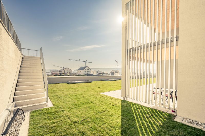 Projekt "LIAS", ein Holzhybridbau bei dem unten ein Supermarkt und oben Wohnungen gebaut wurden. Ansicht Terrasse.