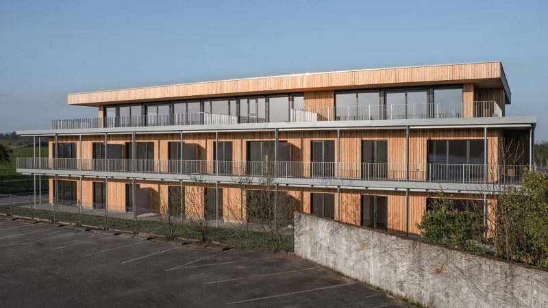 Wohnkomplex in moderner Holzbauweise mit zwei Obergeschossen