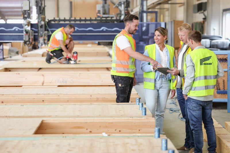 Mitarbeiter in der Halle von Schlosser Holzbau