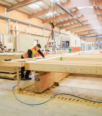 Schlosser Holzbau Vorfertigung von Wandelementen in Halle 1