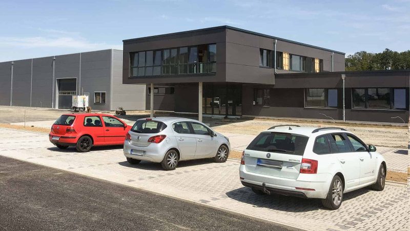 Halle mit Büro