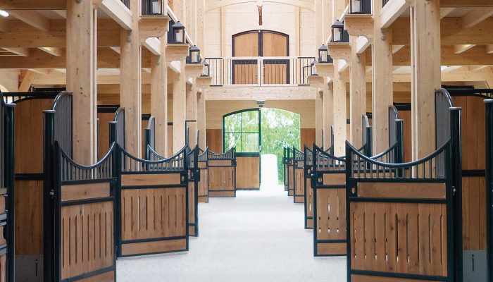 Reitstall, Pferdestall von Schlosser. Holzbau für Pferde